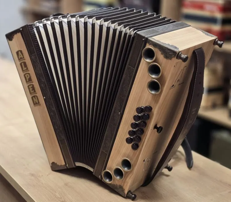Rabljena harmonika Alpen Artist C-F-B 38 – fotografija 3