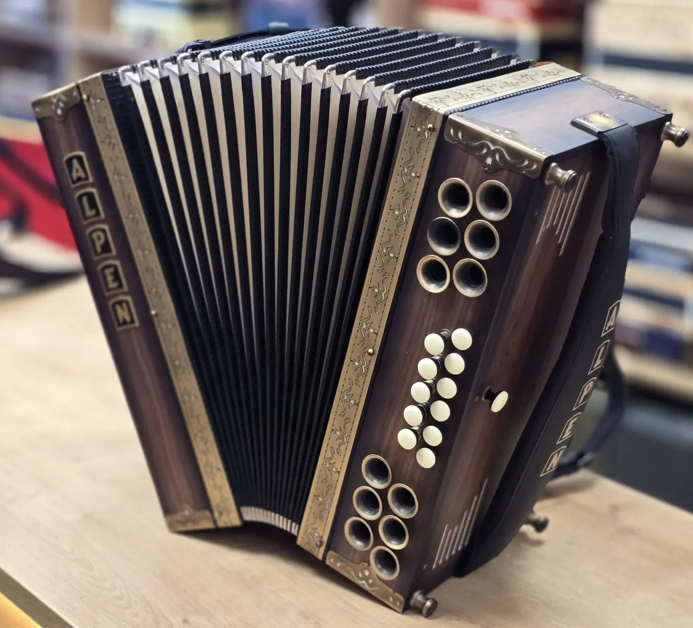 Nova harmonika Alpen C-F-B 38 – fotografija 3