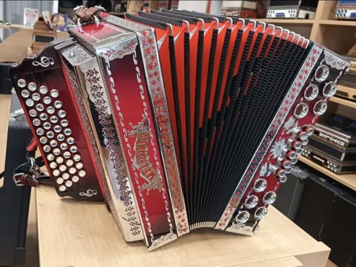 Rabljena harmonika Melodija B-Es-As 38